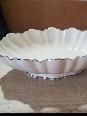 LENOX SCALLOPED SYMPHANY CENTER PIECE OVAL IVORY. SERVING BOWL.